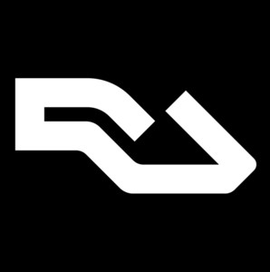 Resident Advisor Review (Dream_E - Crushed)